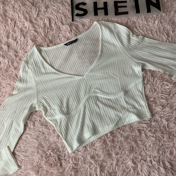 White Underbust Hem Croptop - Picture 4 of 7